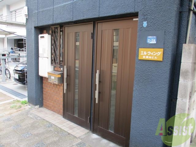 エントランス　周辺はとても明るいので帰り道も安心ですよ！