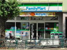 コンビニ　ファミリーマート 本駒込駅前店（コンビニ）まで448m