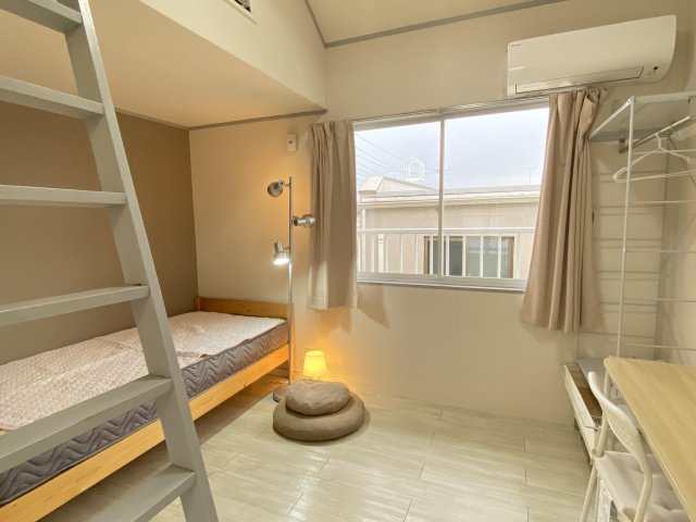 居室・リビング　白フローリングで明るい部屋。