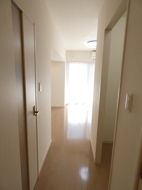 その他部屋・スペース　落ち着いた色調の寝室です