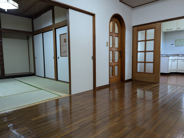 津田貸家の居間写真
