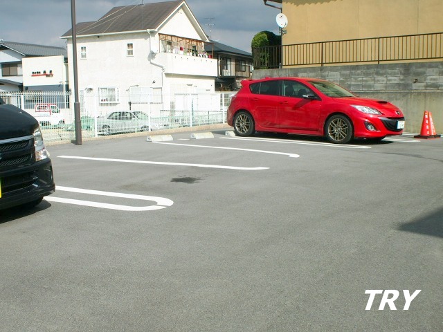 【カルム　アンの駐車場】