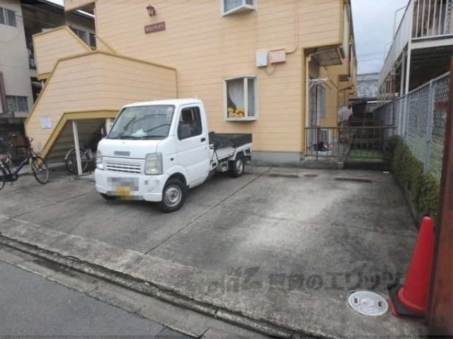 【ポニーハイツの駐車場】