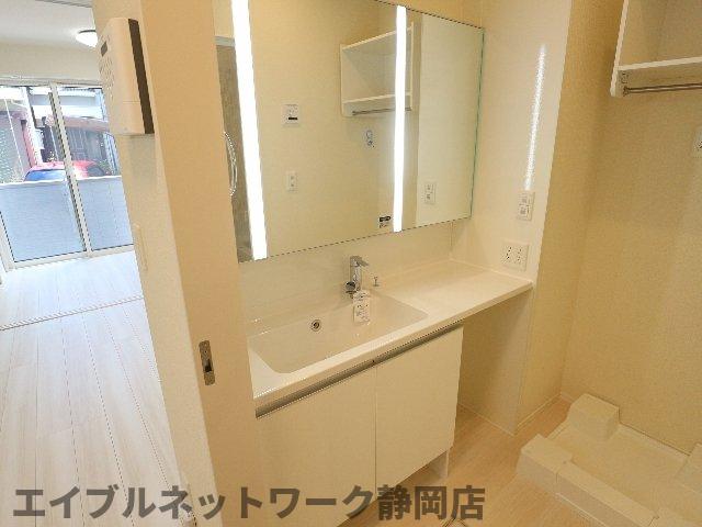洗面設備　コンパクトで使いやすい洗面所