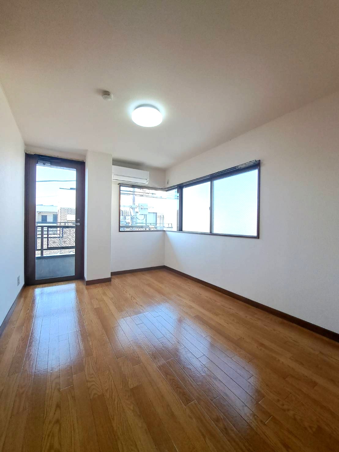 その他部屋・スペース　窓が多く明るいお部屋です☆