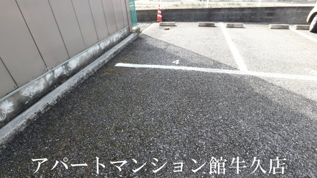 【レオパレスシャトルの駐車場】