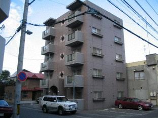 札幌市西区八軒一条東のマンションの建物外観