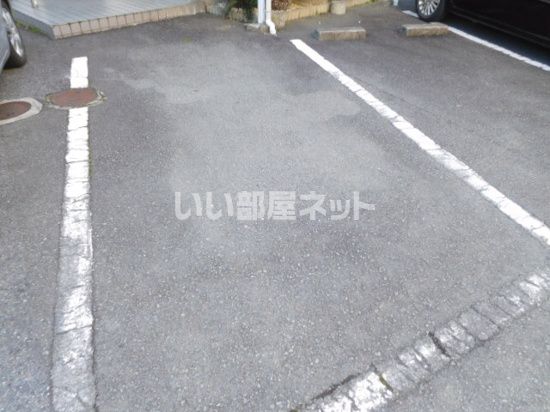 【ハイネスモンの駐車場】