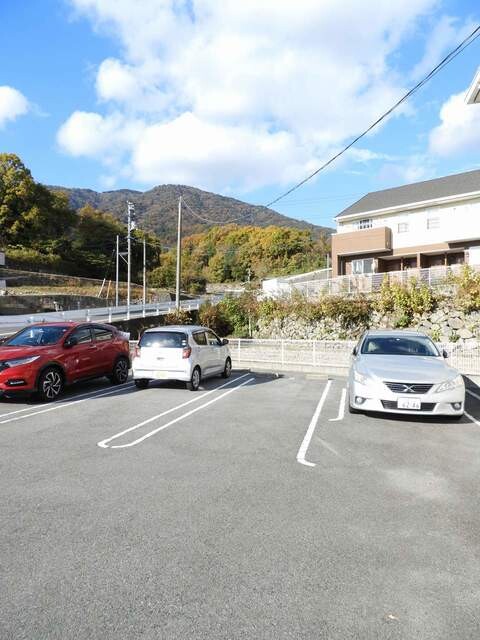 【呉市川尻町久筋のアパートの駐車場】