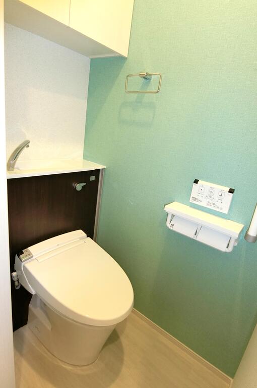 トイレ　類似物件の写真、配色に違いあり。