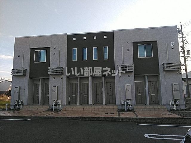 四日市市新正のアパートの建物外観