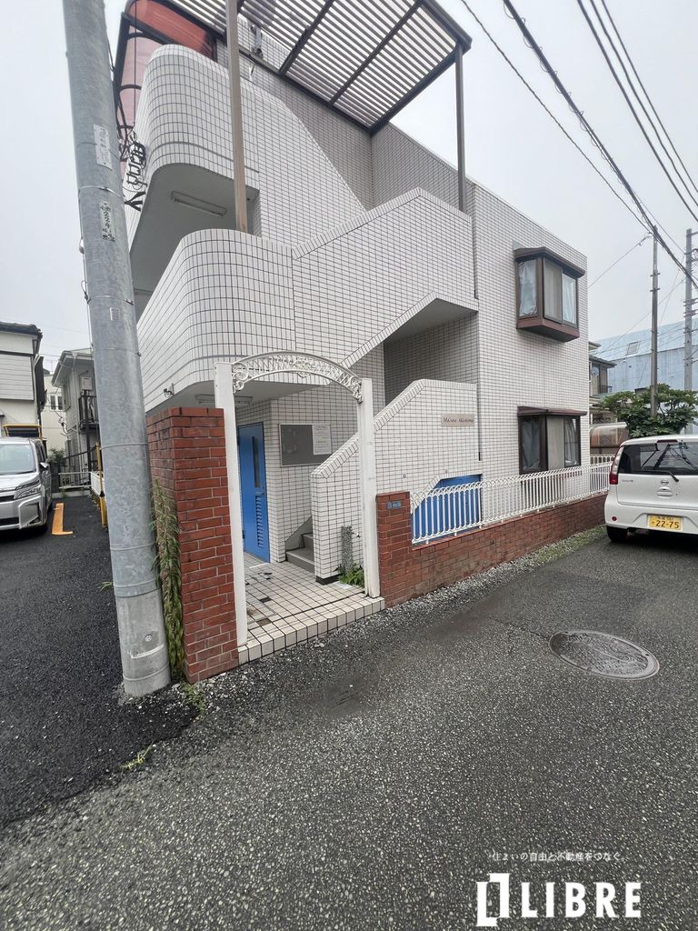 【昭島市昭和町のマンションのエントランス】