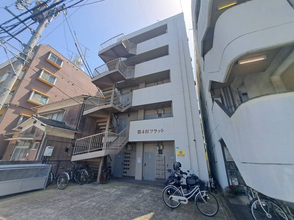 松山市石手のマンションの建物外観