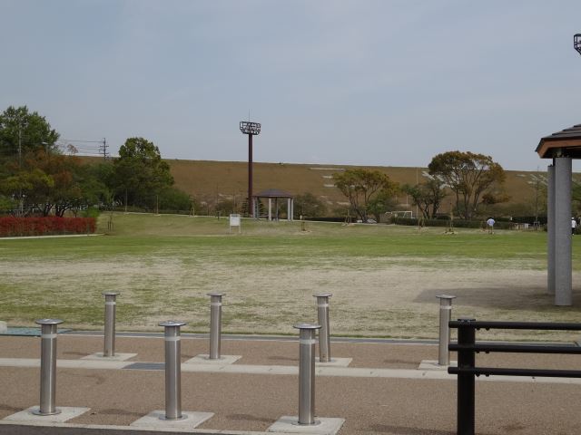 【アドウェル東山　Ａ棟の公園】