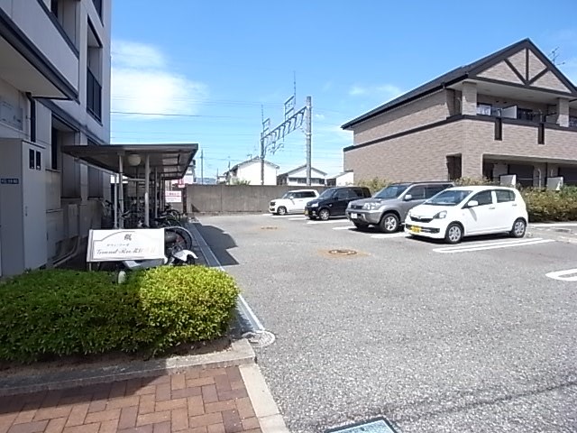 【川西市東久代のマンションの駐車場】