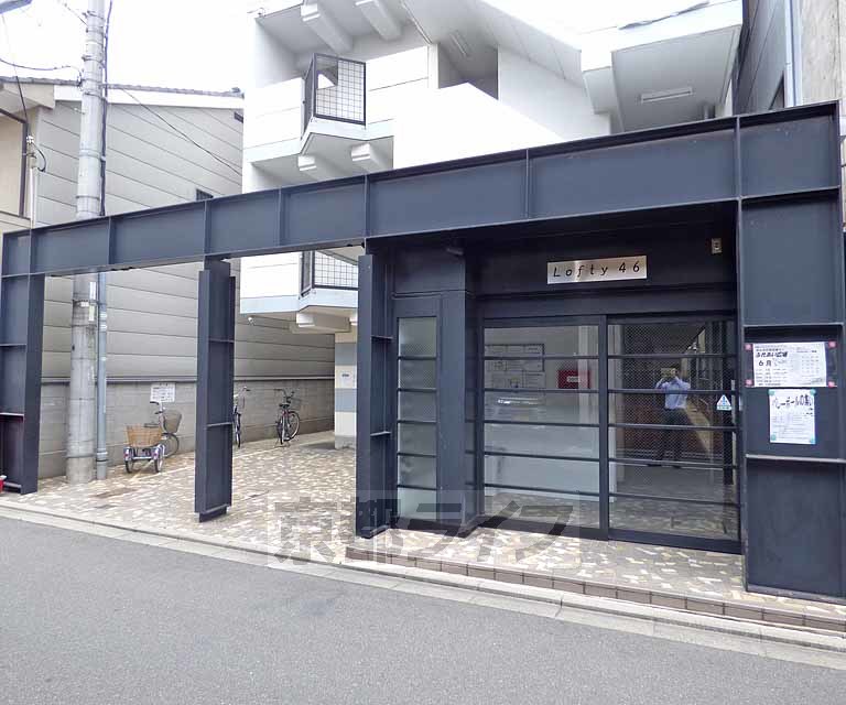 【京都市上京区稲葉町のマンションのエントランス】