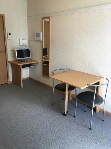 居室・リビング　テーブルは折りたためます。