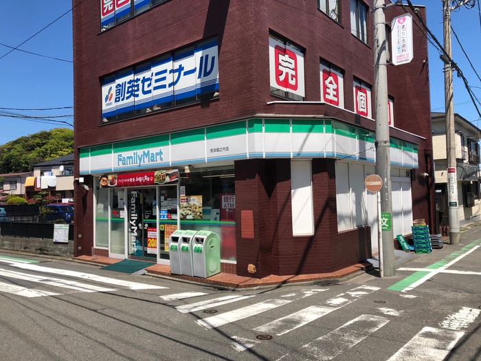 コンビニ　ファミリーマート M・Y堀ノ内駅前店（コンビニ）まで323m