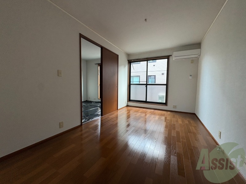 居室・リビング　南向きの大きめの窓から日差しがたっぷり入る明るいお部屋です。