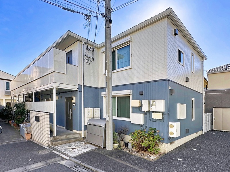 建物外観　明るいツートンカラーの外観