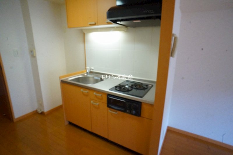 キッチン　同建会社同モデル。床材及び建具の色や設備等は実際の室内にてご