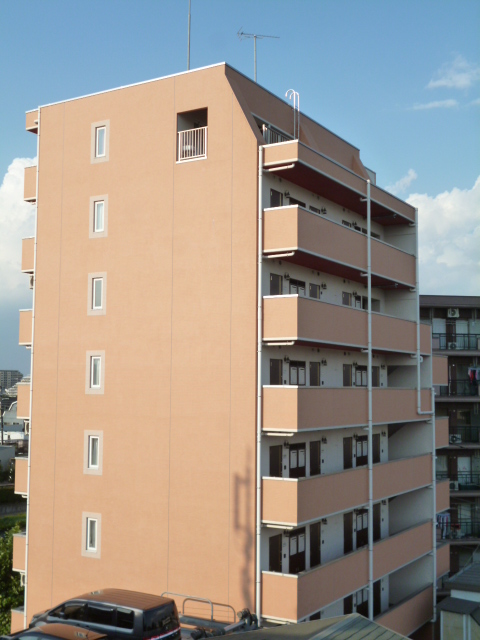 建物外観　ひと際目立つ８階建てマンション