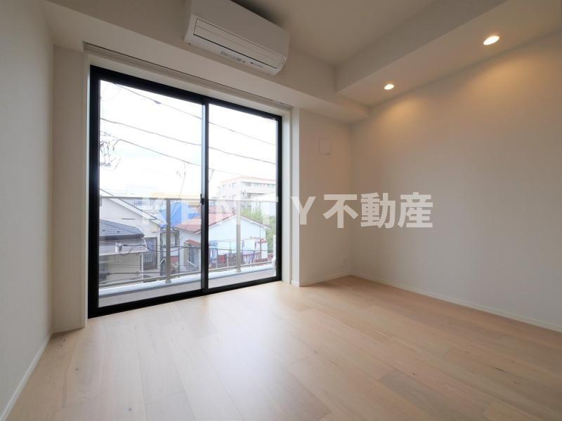 その他部屋・スペース　開放的な寝室です