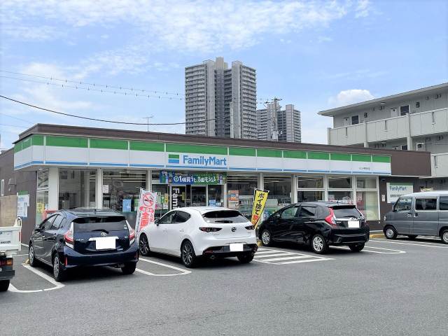 コンビニ　ファミリーマート（コンビニ）まで200m