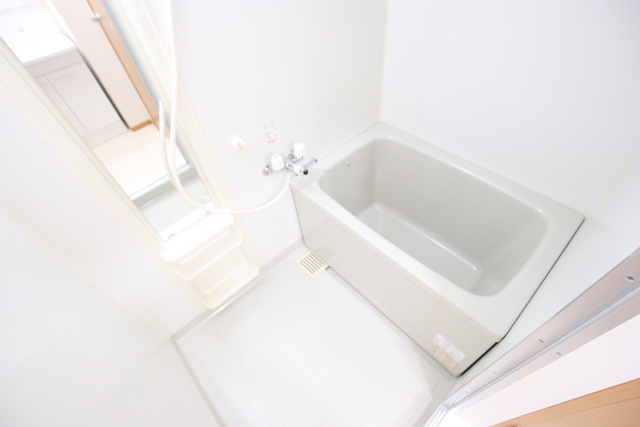 バス・シャワールーム　全身鏡付きのバスルーム