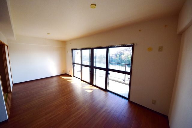 居室・リビング　同物件別部屋写真