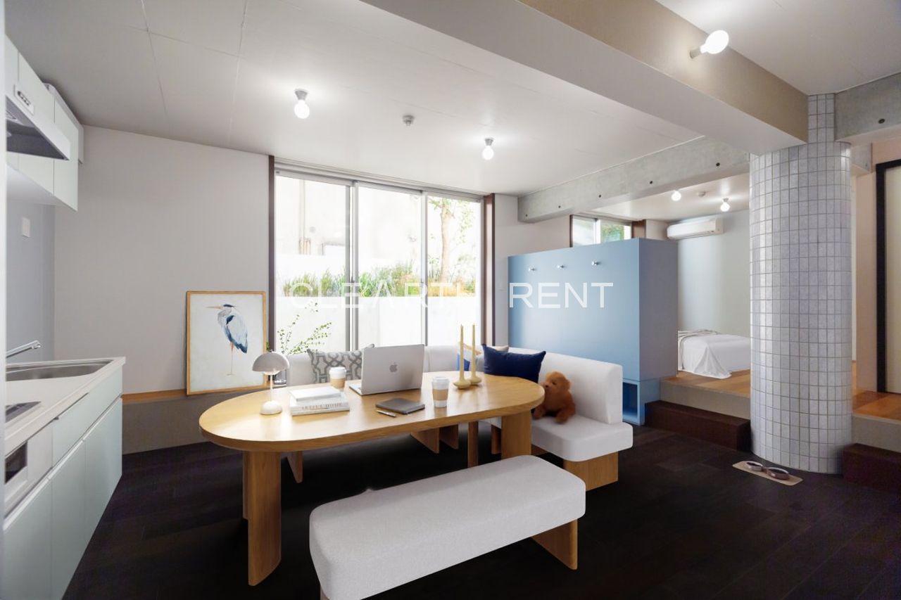 居室・リビング　緑豊かな庭を持つ、カラフルで楽しい住まい。