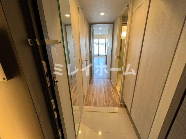 玄関　同建物内、別のお部屋の参考写真になります。