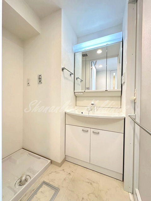 洗面設備　人気の三面鏡独立洗面台♪