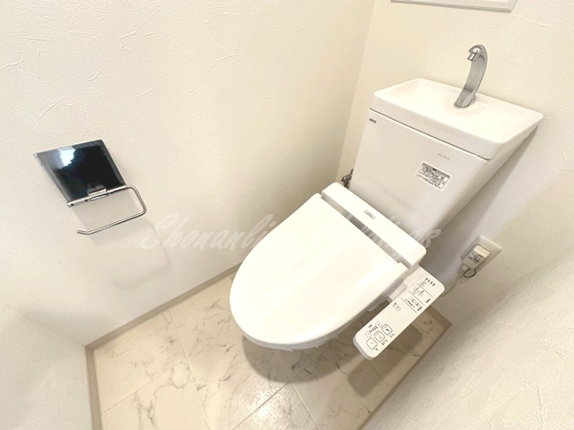 トイレ　嬉しい温水洗浄便座付き個室トイレ♪