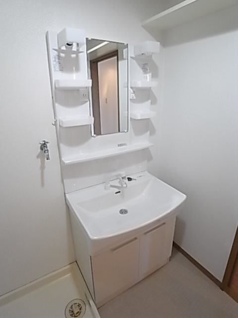 洗面設備　独立洗面台あり、毎朝おしゃれに忙しい女性の方におすすめです