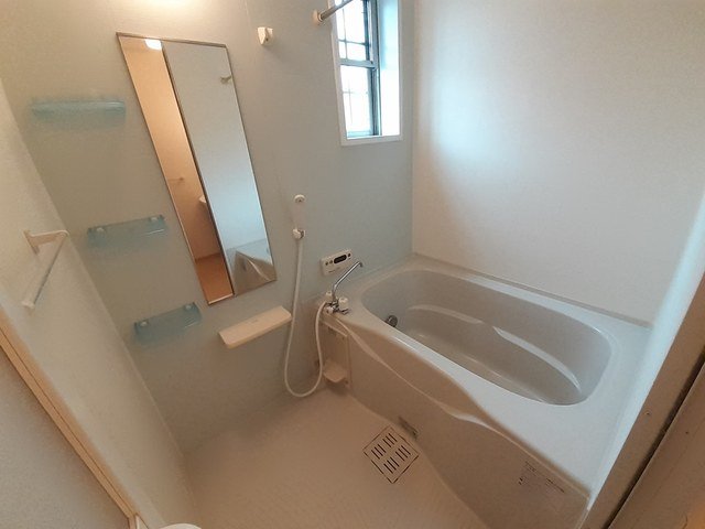 バス・シャワールーム　コンパクトで使いやすいお風呂です