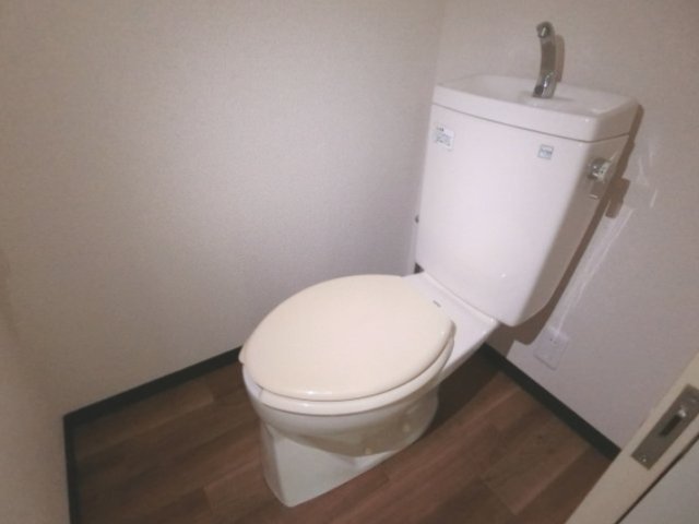 トイレ　他のお部屋の参考写真となります。