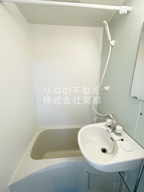 洗面設備　鏡付の洗面ボウルなので、洗顔するときに便利ですね☆