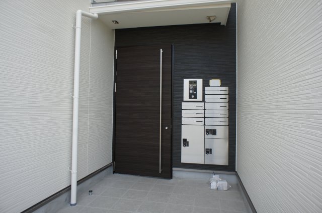エントランス　GRANDTIC FIRST　お問合せはなご家おもてなし不動