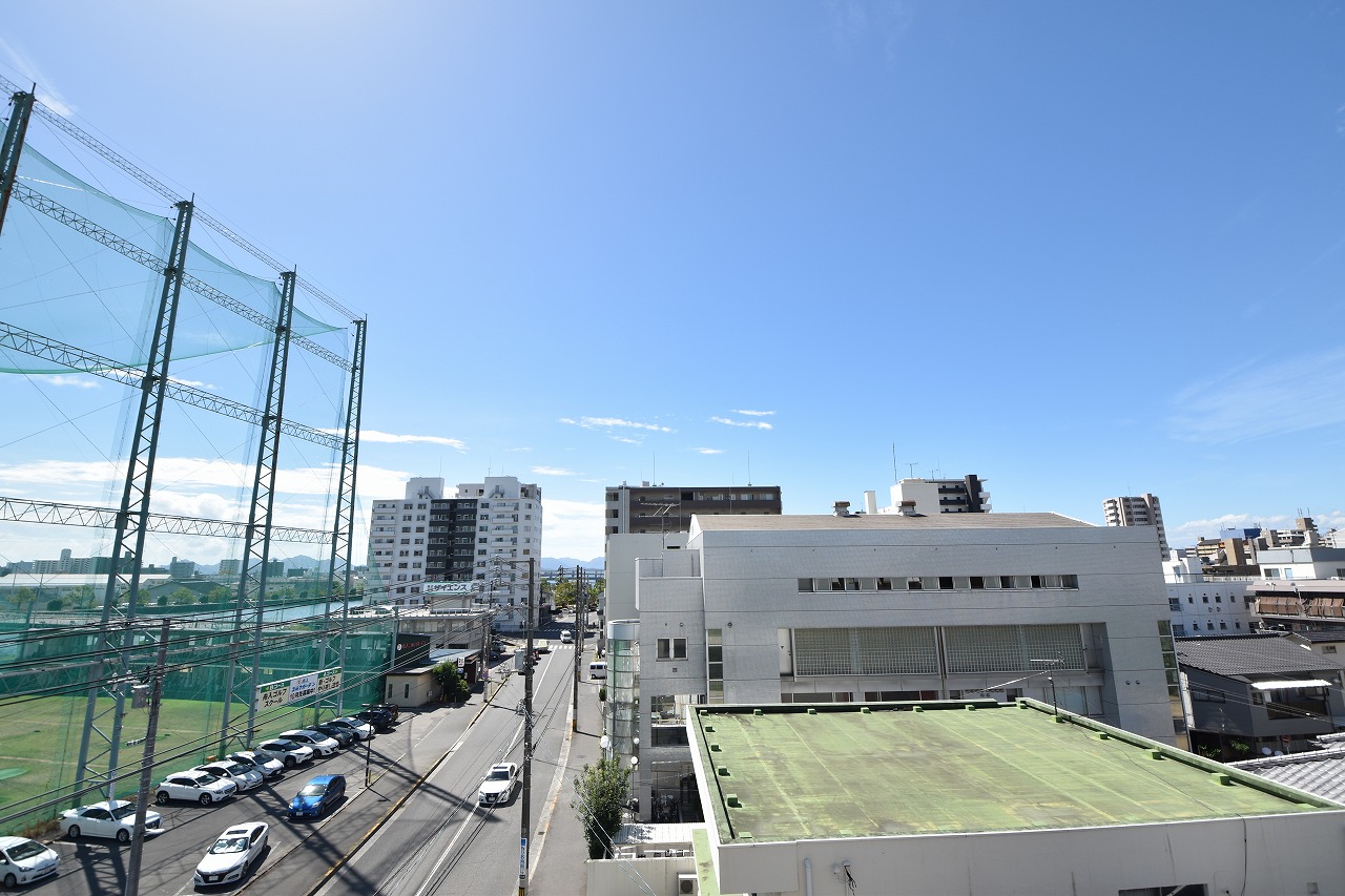 駐車場　建物の1階部分が駐車場です。