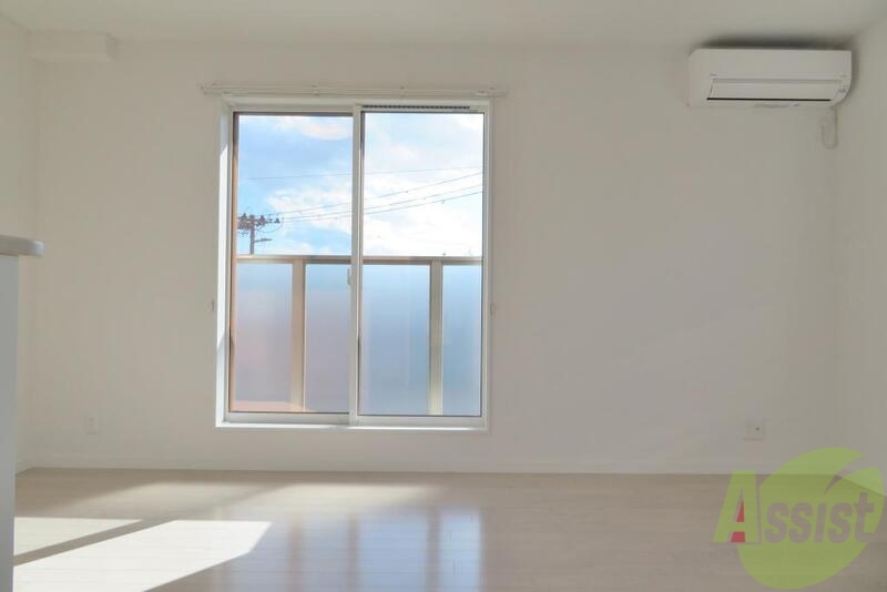 居室・リビング　ピカピカ新築１ＬＤＫお部屋のご紹介です。南向きで日当り良好。