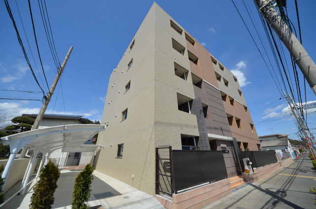 建物外観　★程よい緑に囲まれた、居心地のよい物件です★