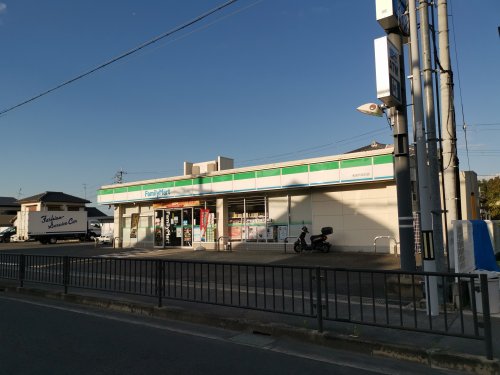 コンビニ　ファミリーマート 和泉芦部町店（コンビニ）まで689m