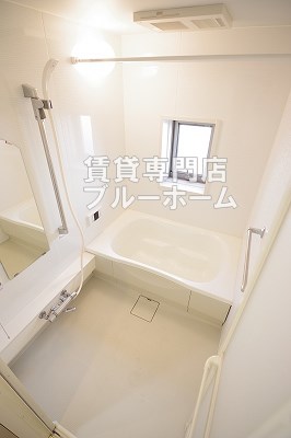 バス・シャワールーム　浴室乾燥機・追い炊き機能付きのお風呂です！小窓付です！