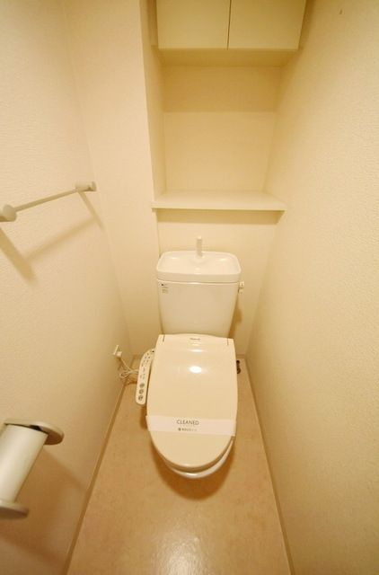 トイレ　落ち着いた色調のトイレです