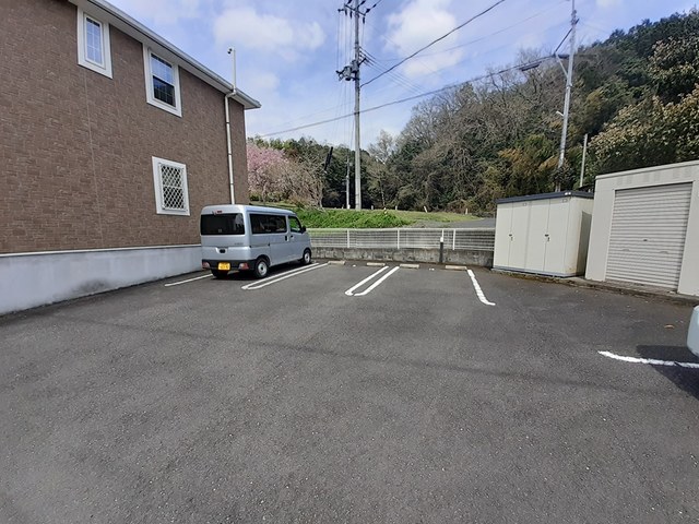 駐車場　敷地内に外部トランク＆駐車場あり●