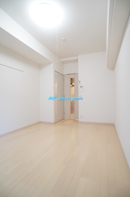 居室・リビング　明るく開放的なお部屋になります。テレワークにもいいですね。