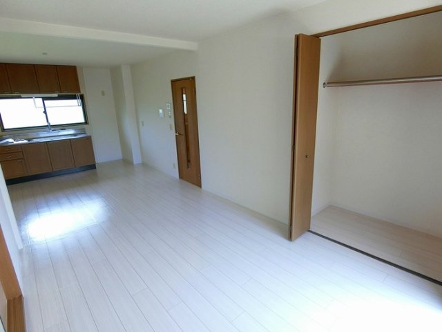 グランドール東野 I棟の居間写真
