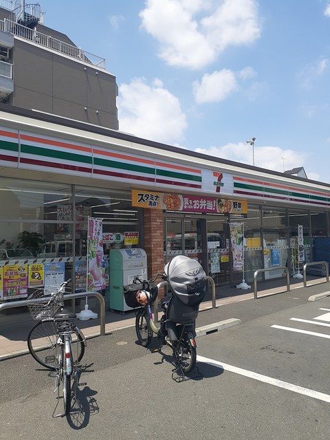 コンビニ　セブンイレブン（コンビニ）まで198m
