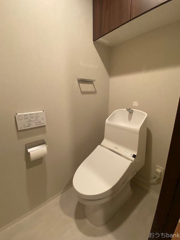 トイレ　清潔感のあつトイレは温水洗浄便座ついてます。